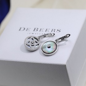 [92150 90] Потрясающие новые серьги DE BEERS с квадратными брилли