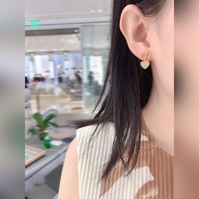 Новейшие серьги-гвоздики в форме сердца от Dior. Обратите внимани