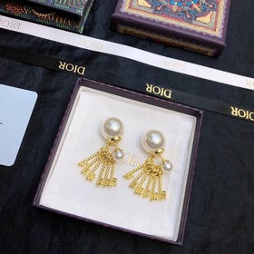 Популярные серьги-гвоздики Dior в продаже в магазинах. Высокое ка
