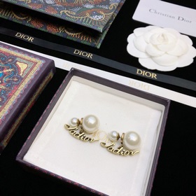 Новые популярные серьги-гвоздики Dior, синхронизированные с офици