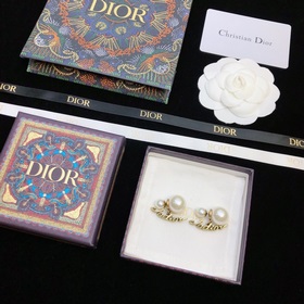 Новые популярные серьги-гвоздики Dior, синхронизированные с офици
