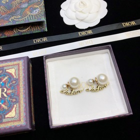 Новые популярные серьги-гвоздики Dior, синхронизированные с офици