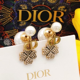 Номер DED0176 Сережки-гвоздики Dior с жемчужинами разного размера