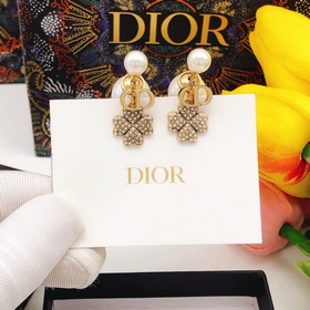 Номер DED0176 Сережки-гвоздики Dior с жемчужинами разного размера