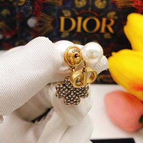 Номер DED0176 Сережки-гвоздики Dior с жемчужинами разного размера