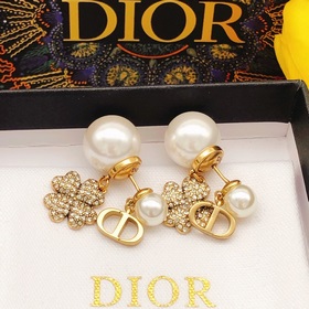 Номер DED0176 Сережки-гвоздики Dior с жемчужинами разного размера