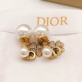 Номер DED0176 Сережки-гвоздики Dior с жемчужинами разного размера