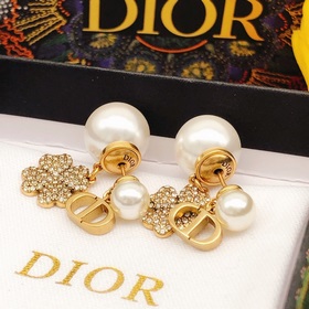 Номер DED0176 Сережки-гвоздики Dior с жемчужинами разного размера