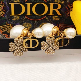 Номер DED0176 Сережки-гвоздики Dior с жемчужинами разного размера