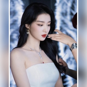 1880  Популярный товар Dior 2023. Серьги-гвоздики с буквами Dior