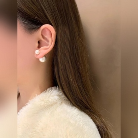 1880  Популярный товар Dior 2023. Серьги-гвоздики с буквами Dior