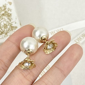 Код E2336 0237825 Популярные серьги-гвоздики DIOR в продаже  Сер