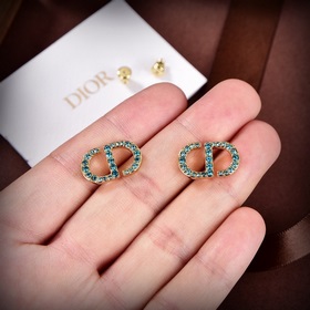 Новые серьги DIOR от Dior; качество, соответствующее фирменным ма