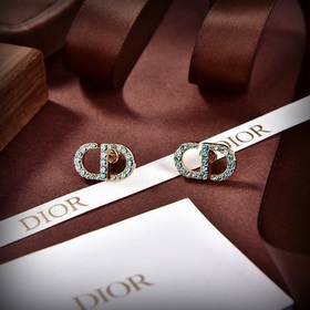 Новые серьги DIOR от Dior; качество, соответствующее фирменным ма