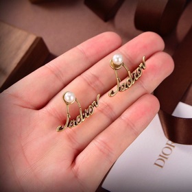 Оригинальные новые серьги-гвоздики DIOR с буквой DIOR, изготовлен