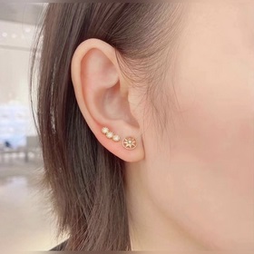 Сережки-гвоздики с компасом, 6800 за штуку. Обратите внимание на 