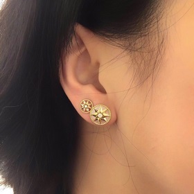 Сережки-гвоздики с компасом, 6800 за штуку. Обратите внимание на 