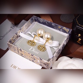 Новые серьги-гвоздики CD от Dior. Качество материала соответствуе