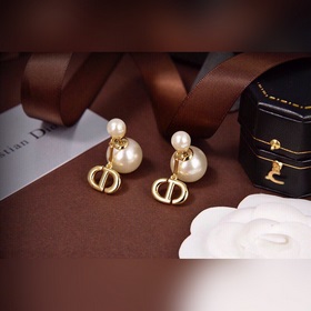 Новые серьги-гвоздики CD от Dior. Качество материала соответствуе