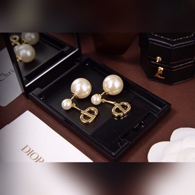 Новые серьги-гвоздики CD от Dior. Качество материала соответствуе
