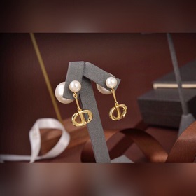 Новые серьги-гвоздики CD от Dior. Качество материала соответствуе