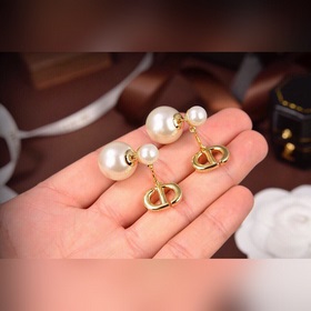 Новые серьги-гвоздики CD от Dior. Качество материала соответствуе