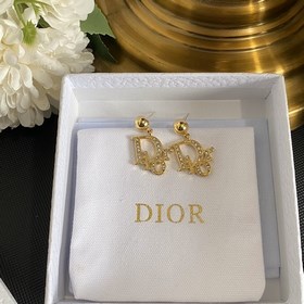 1880  Популярный товар от Dior. Модные серьги-гвоздики с кристал