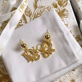 1880  Популярный товар от Dior. Модные серьги-гвоздики с кристал