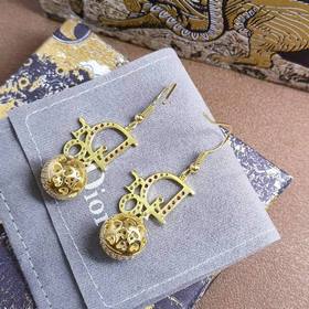 1880140  Популярный товар от Dior： модные серьги-гвоздики с цвет