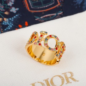 Кольцо Dior с буквами из цветных бриллиантов Изготовлен из латуни