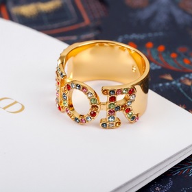 Кольцо Dior с буквами из цветных бриллиантов Изготовлен из латуни