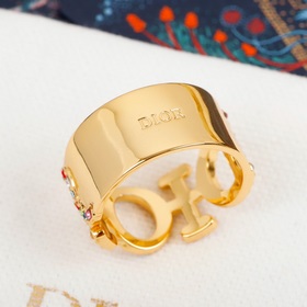Кольцо Dior с буквами из цветных бриллиантов Изготовлен из латуни