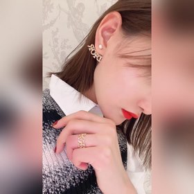 Кольцо Dior с буквами из цветных бриллиантов Изготовлен из латуни