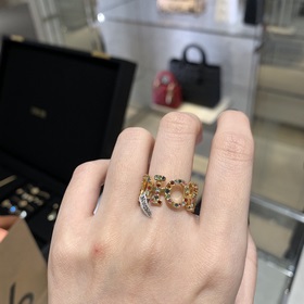 Кольцо Dior с буквами из цветных бриллиантов Изготовлен из латуни