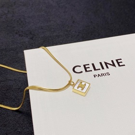 Популярный на Little Red Book кулон Celine в форме Триумфальной а