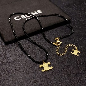 Популярный на Little Red Book, Celine Triumph Arch с черным крист