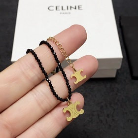 Популярный на Little Red Book, Celine Triumph Arch с черным крист