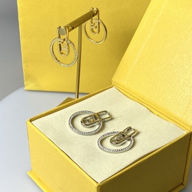 Кольцевые серьги с мотивом Fendi O’Lock. Металл с золотистым покр