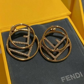 Серьги FENDI с логотипом – популярная модель, лаконичные и элеган
