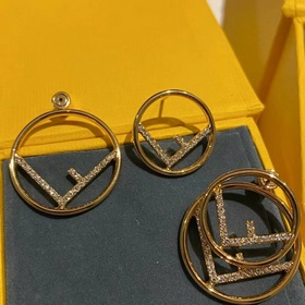 Серьги FENDI с логотипом – популярная модель, лаконичные и элеган