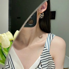 Серьги FENDI с логотипом – популярная модель, лаконичные и элеган