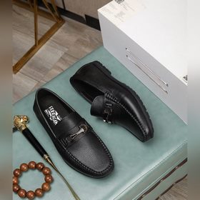 Высококачественная (водокрасная кожа) Salvatore Ferragamo — это м