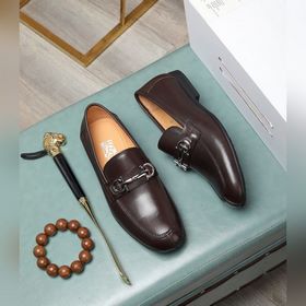 (Водокрасная кожа) Salvatore Ferragamo – это международный бренд