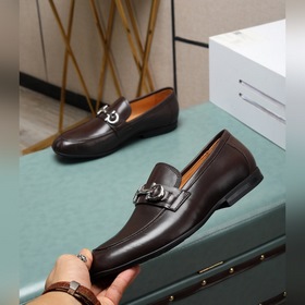 (Водокрасная кожа) Salvatore Ferragamo – это международный бренд