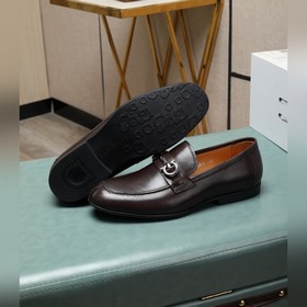 (Водокрасная кожа) Salvatore Ferragamo – это международный бренд
