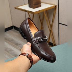 (Водокрасная кожа) Salvatore Ferragamo – это международный бренд 