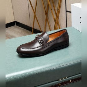 (Водокрасная кожа) Salvatore Ferragamo – это международный бренд 