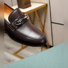 (Водокрасная кожа) Salvatore Ferragamo – это международный бренд 
