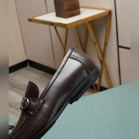 (Водокрасная кожа) Salvatore Ferragamo – это международный бренд 