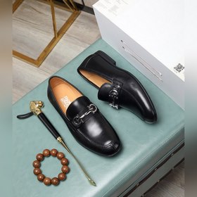 (Водокрасная кожа) Salvatore Ferragamo – это международный бренд
